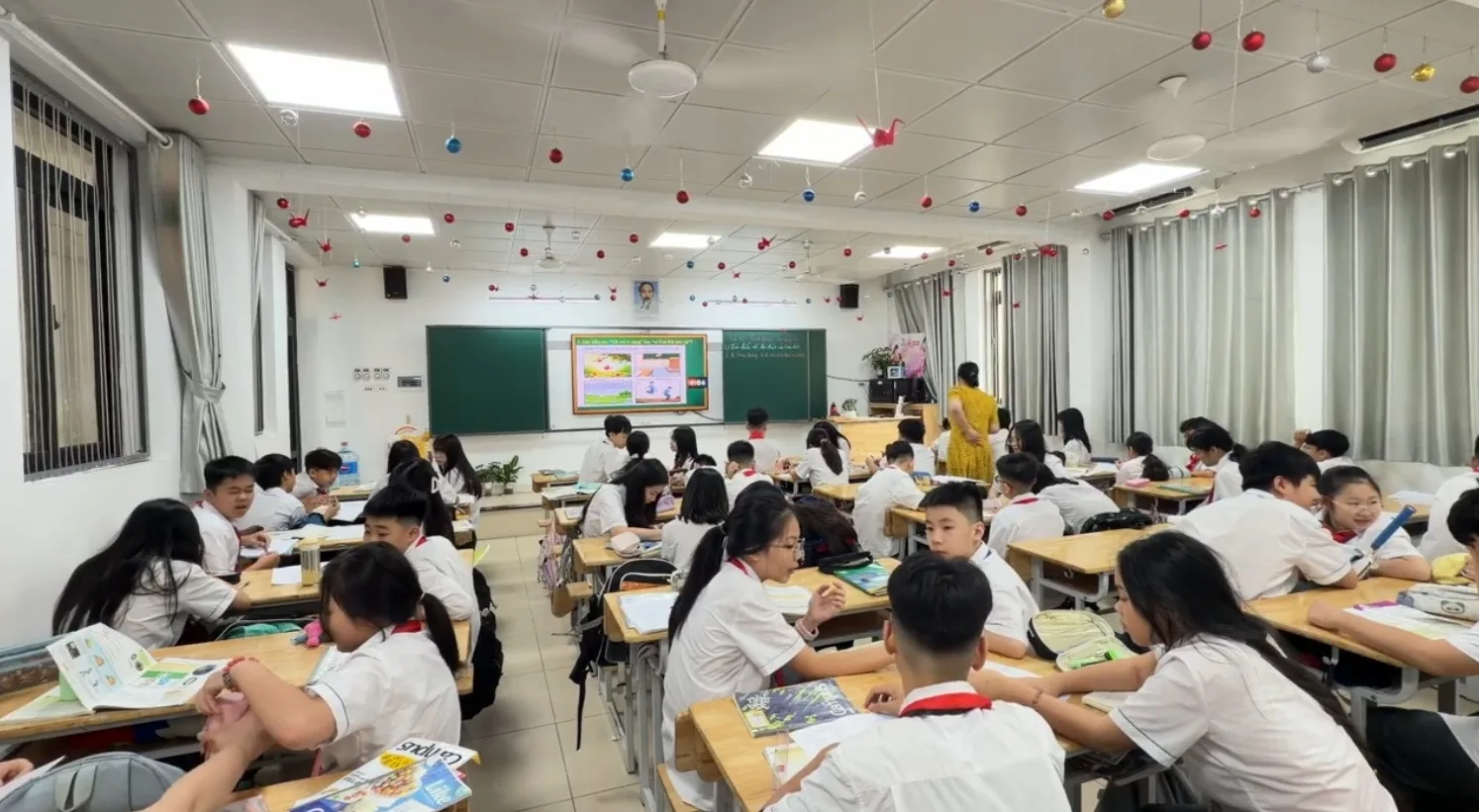 Học sinh trong lớp học với màn hình trình chiếu